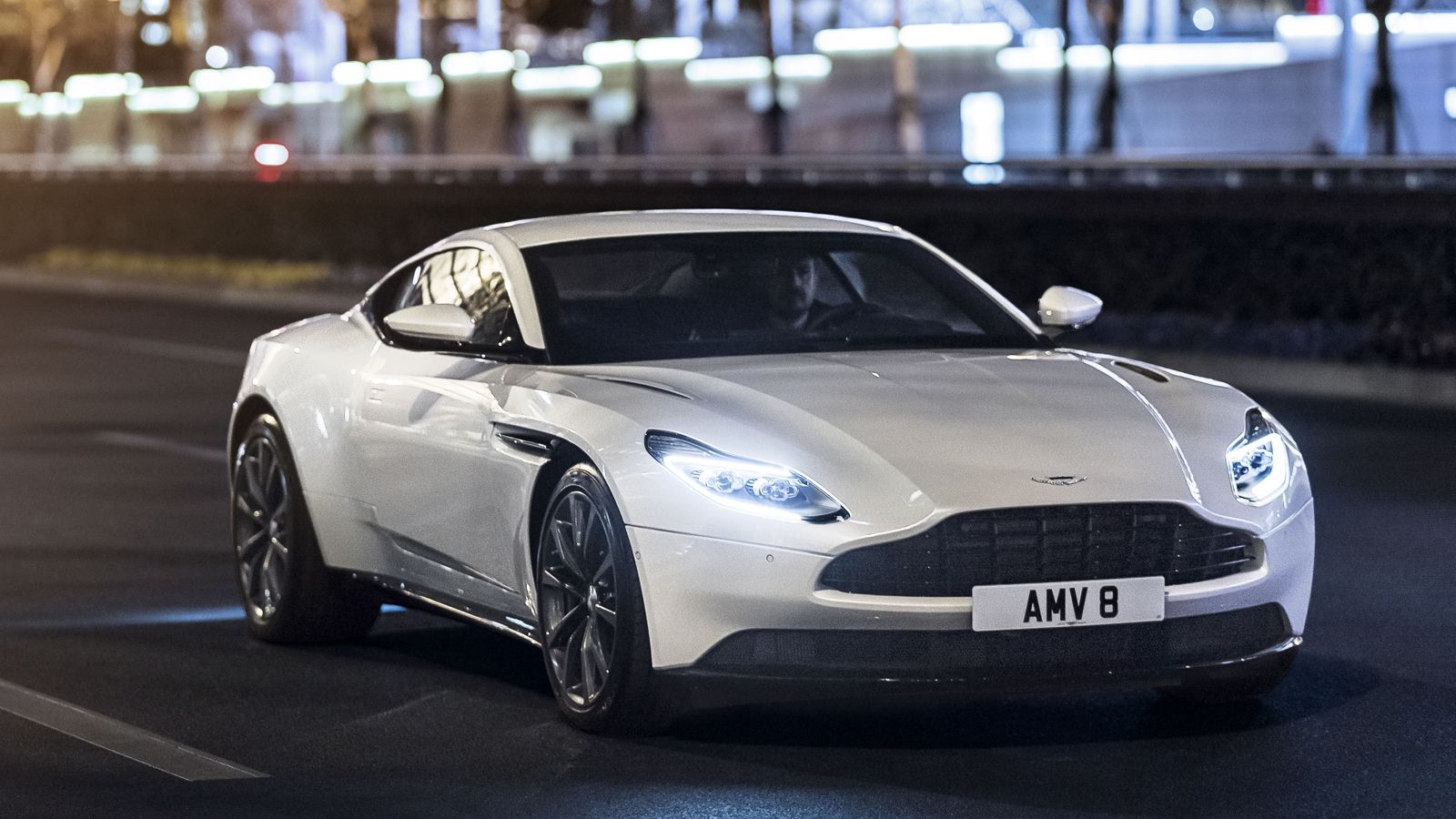 H Aston Martin παρουσίασε την entry-level έκδοση της DB11, η οποία εξοπλίζεται με τον 4λιτρο twin-turbo V8 κινητήρα της AMG. Το εν λόγω μοτέρ αποδίδει